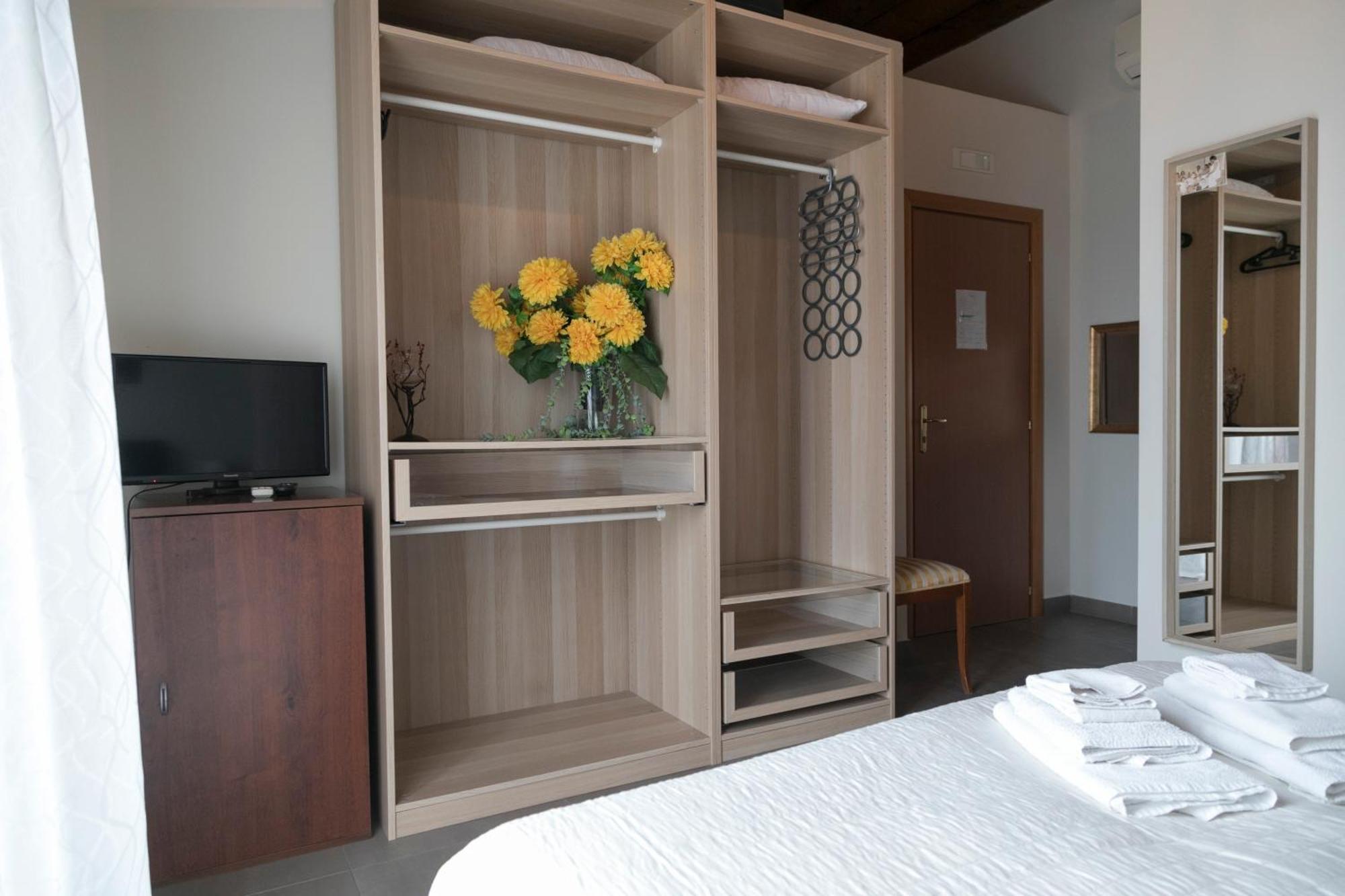Mansarda Valu Apartman Nápoly Kültér fotó